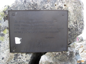 Tablica pamiątkowa na szczycie Krywania