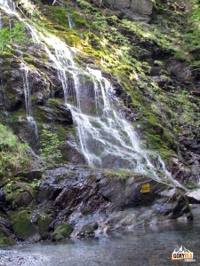 Boczny wodospad Moosdusche w Mauthner Klamm