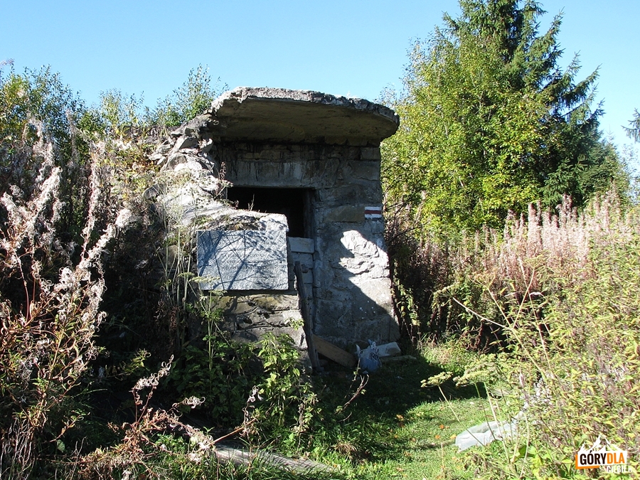 Ruiny schroniska na szczycie Lubania
