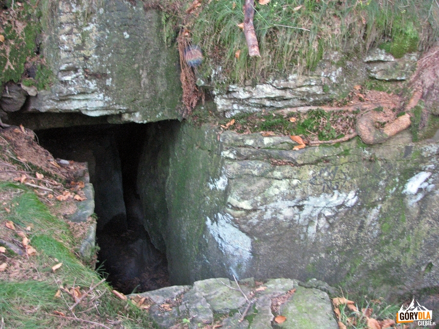 Jaskinia w Pękniętej Skale