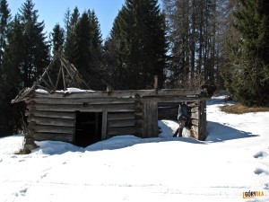 Ruiny bacówki na polanie Stawieniec