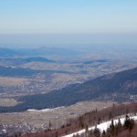 Widok ze szczytu Mogielicy w kierunku północnym. W dole Jurków, po prawej polana Wyśnikówka i Łopień.