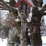 Figurka z wierszem przy ołtarzu polowym na Polanie Michurowej na Ćwilinie