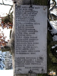 Figurka z wierszem przy ołtarzu polowym na Polanie Michurowej na Ćwilinie