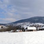 Ćwilin i Przełęcz Gruszowiec widziane z Kasiny Wielkiej