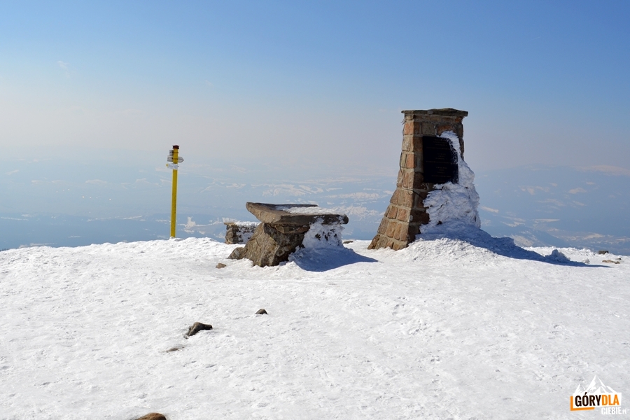 Obelisk i ołtarz polowy na Szczycie Babiej Góry 1725 m
