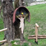 Przydrożny krzyż z wyciętą z blachy postacią Chrystusa – typowy dla kultury Łemków