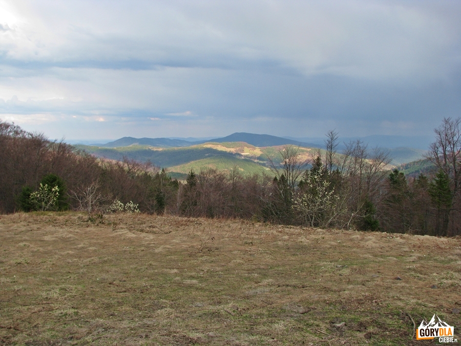 Modyń 1028 m oraz Cichoń 929 m i Ostra 925 m widziane z polany Skalne pod Jasieniem 1062 m