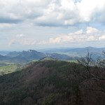 Widok z Wysokiej 1050 m na Pieniny (Trzy Korony) i Gorce