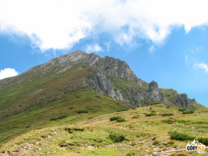 Widok na Szalony Wierch (słow. Hlúpy vrch) 2061 mz Przełęczy Szerokiej Bielskiej 1826 m