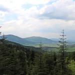 Widok z trasy na Ćwilin, Śnieżnicę i Ciecień