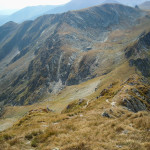 Widok z Iezerul Caprei (2417 m) na przełęcz Fereastra Mare a Bucurei