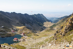 Jezioro Bâlea Lac i Droga Transfogarska widziane z przełęczy Şaua Caprei (2315 m)