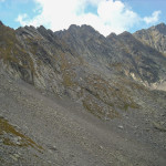 Scieżka czerwonego szlaku pod granią przed Vârful Lăițel (2390 m)