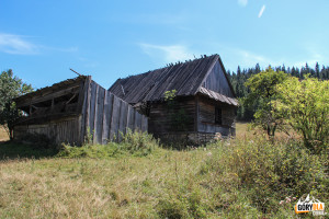Pozostałości gospodarstwa pod przełęczą między Czarną Górą (805 m) a Żarem (883 m)