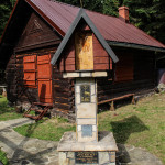 KapliczkPrzed chatą Koła Łowieckiego „Hubertus” z Tymbarku
