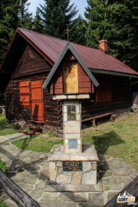 Kapliczka przed chatą Koła Łowieckiego „Hubertus” z Tymbarku