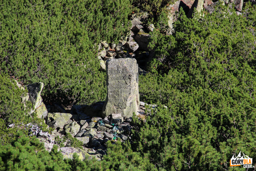 Kamienny obelisk upamiętniający miejsce śmierci Mieczysława Karłowicza