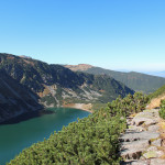 Kamienna ścieżka na Granaty (żółty szlak). W dole Czarny Staw Gąsienicowy