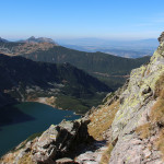 Żółty szlak na Skrajny Granat. W dole Czarny Staw Gąsienicowy