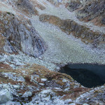 W połowie pokryty lodem Zmarzły Staw Gąsienicowy