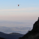 Śmigłowiec TOPR lecący z pomocą rannemu turyście