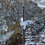 Żółty szlak z Koziej Dolinki dołącza do zbiegającego z Zawratu niebieskiego szlakuniebieskiego