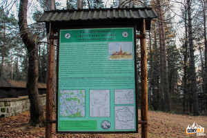 Tablica informacyjna przed Cmentarzem Wojennym nr 60 na Przełęczy Małastowskiej