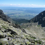 Dolina Wielicka. W dole wyraźnie widać budynek Śląskiego Domu (Hotel górski „Śląski Dom”) nad Wielickim Stawem