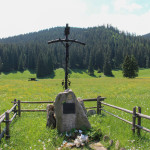 Obelisk na Siwej Polanie - pamiątka wizyty Jana Pawła II w Dolinie Chochołowskiej w 1983 roku