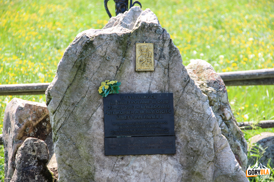 Obelisk na Siwej Polanie - pamiątka wizyty Jana Pawła II w Dolinie Chochołowskiej w 1983 roku