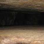 "Rozcięty "blok skalny przy korytarzu do Wielkiej Izby w Jaskini Mylnej