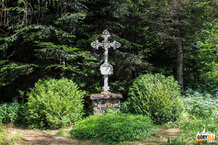 Krzyż żeliwny w Mucznem przeniesiony w 1989 z Beniowej