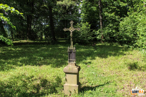 Nagrobki na cmentarzu w Beniowej
