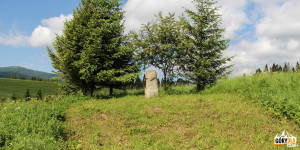 Obelisk przy drodze do Beniowej