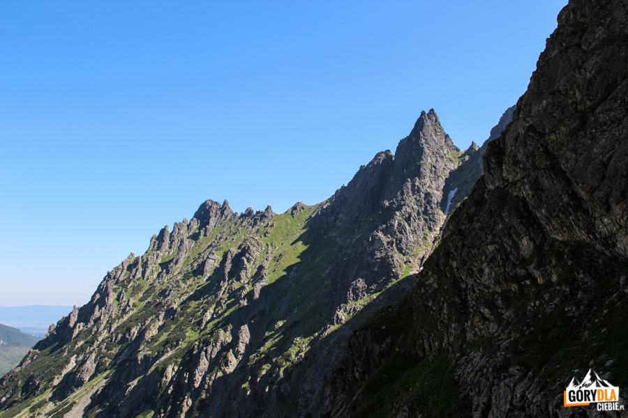 Od lewej postrzępione Apostoły i strzelisty Żabi Mnich (2146 m)