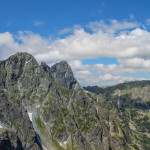 Widok z drogi na Rysy. Od lewej Żabi Koń (2291 m), Żabia Turnia (2335 m), Wołowa Turnia (2373), Hińczowa Turnia (2377 m), Mięguszowieckie Szczyty, dalej Miedziane (2233 m) i Opalone (2115 m).