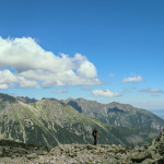Widok z Buli pod Rysami (2054 m). Od lewej Mięguszowiecki Szczyt Wielki (2438 m), pod nim Kazalnica (2159 m), na wprost Miedziane (2233 m) i Opalone (2115 m), a po prawej postrzępione Apostoły i strzelisty Żabi Mnich (2146 m).