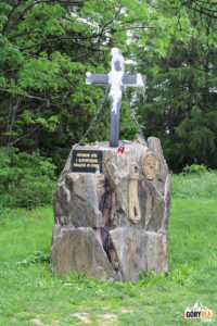 „Pomnik Ofiarom gór i ratownikom niosącym im pomoc”, upamiętniający pracę ratowników z bieszczadzkiej grupy GOPR na Przełęczy Wyżniej