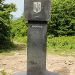 Granitowy obelisk na Krzemieńcu. Jest to trójstyk granic Polski, Ukrainy i Słowacji