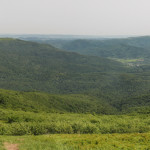 Widok z Wielkiej Rawki na Połoninę Caryńską i Tarnicę, w dole Ustrzyki Górne