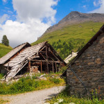 Tradycyjne alpejskie domy w Fonts de Cervières