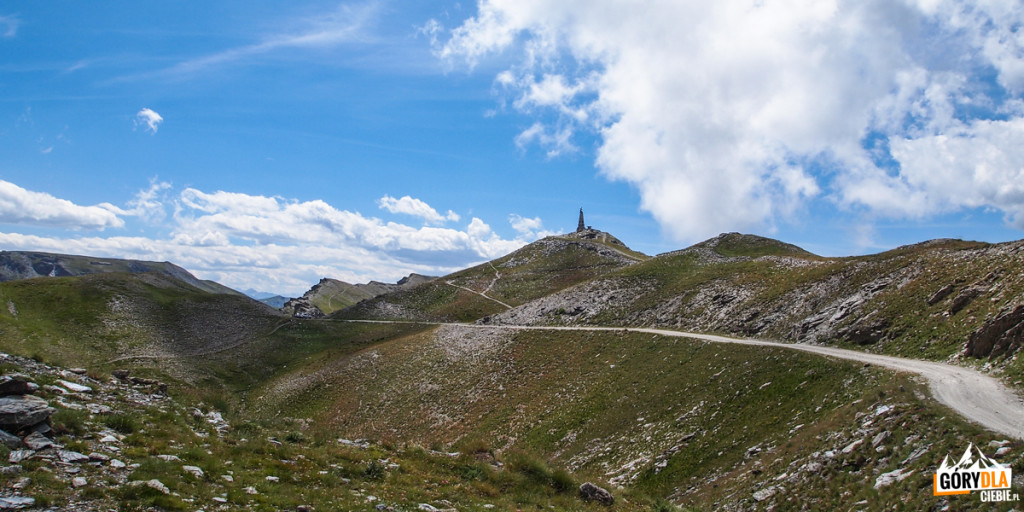 Kamienny obelisk na szczycie Testa dell’Assietta