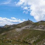 Kamienny obelisk na szczycie Testa dell’Assietta