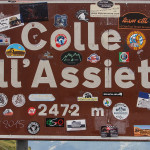 Wśród wielu naklejek na tablicy Colle dell’Assietta jest też malutka z "Góry dla Ciebie"