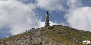 Kamienny obelisk na szczycie Testa dell’Assietta