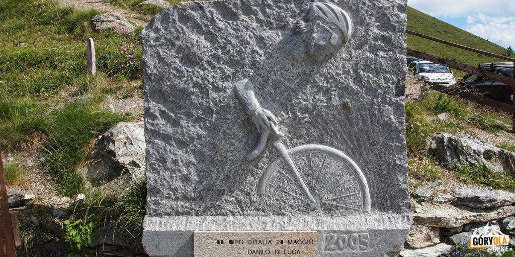 Colle delle Finestre, znajduje się tutaj fort i tablica upamiętniająca etap Giro d’Italia 2005