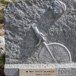 Colle delle Finestre, znajduje się tutaj fort i tablica upamiętniająca etap Giro d’Italia 2005