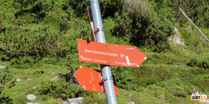 Znaki na szlaku trasy turystycznej na Triglav