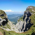 Widok z Mangartskiej Przełęczy (2055 m) na włoskie jeziora Lago di Fusine